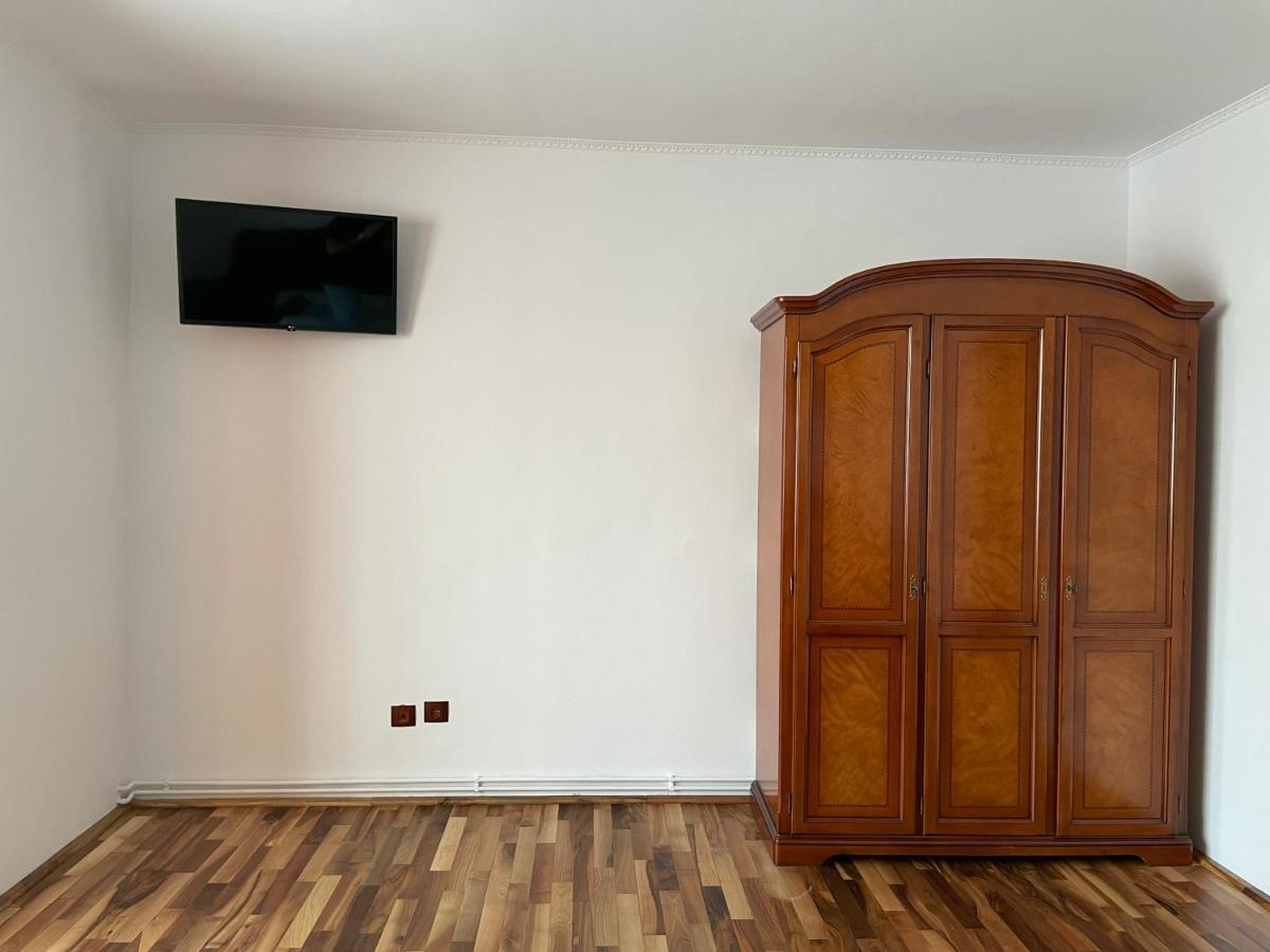 M & I 3 Apartment *